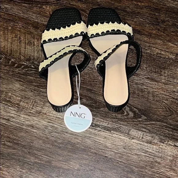 NWT Black and Cream Women's Sandals - Picture 2 of 6